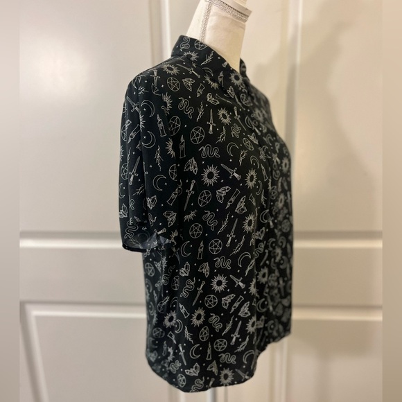 Hot Topic The Craft Witchy Symbols Black Boxy Crop Button Up Shirt Occult Large - Picture 5 of 16